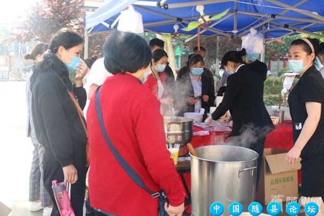 亏了550多万，几百员工一个没裁！玉明·随厨餐饮路边卖早餐自救