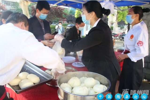 亏了550多万，几百员工一个没裁！玉明·随厨餐饮路边卖早餐自救