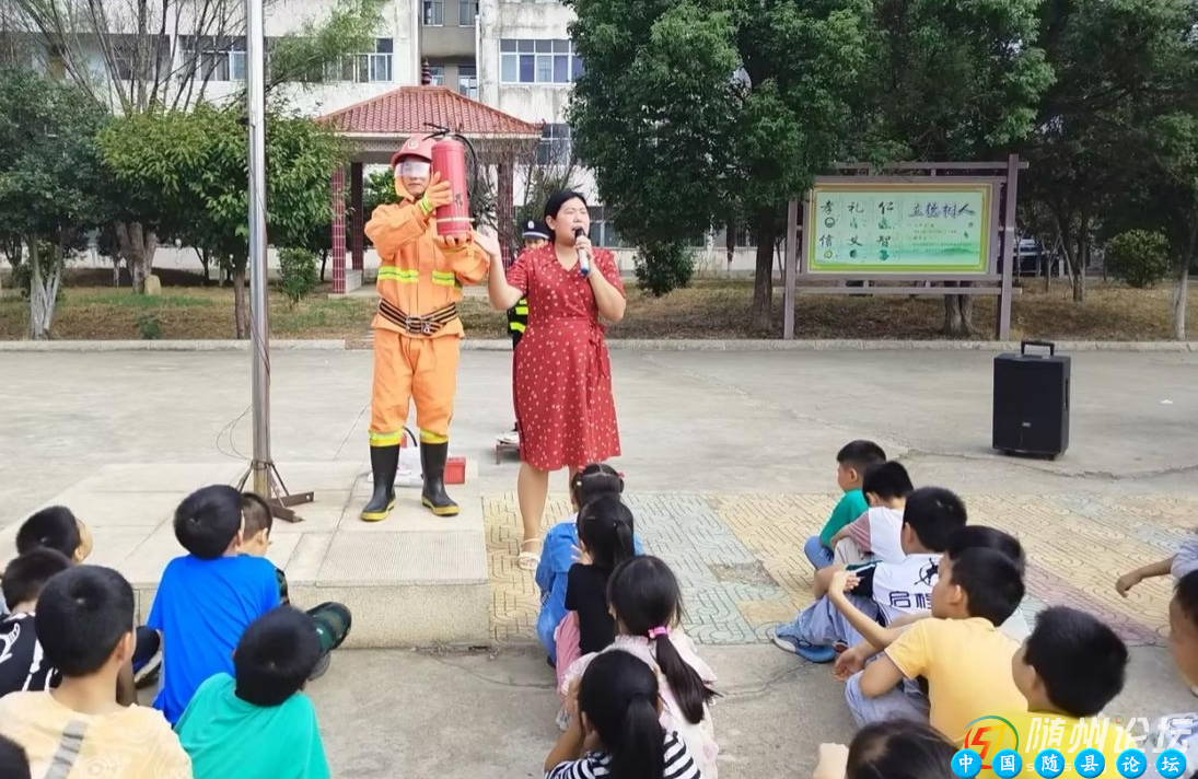 以“演”筑防，安全“童”行 ——随县万和镇义阳小学开展消防安全疏散演练活动