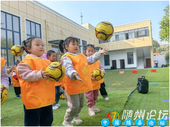 三里岗镇中心幼儿园：秋日乐动  童梦飞扬