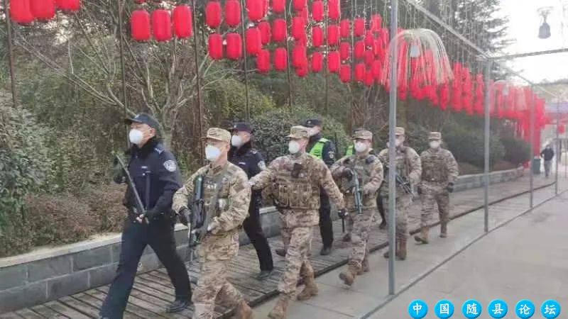 【春节我在岗 联勤护平安】随县城区开展首次公安、武警联合武装巡逻