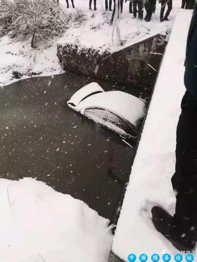 风雪“添堵”,战斗在一线的随县交警愿您返程平安!