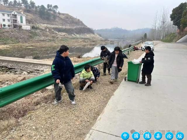 澴潭镇：学雷锋、净家园