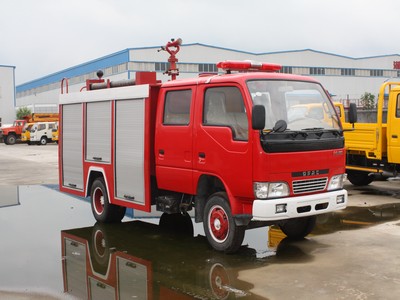 东风小霸王双排型水罐消防车